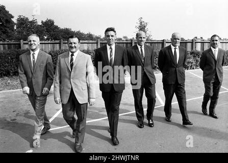 Liverpool-Manager Bill Shankly (links) und sein neues Team aus Hinterzimmermitarbeitern (von links nach rechts): Bob Paisley, Assistant Manager; Joe Fagan, Trainer 1.; Ron Moran, 2. Teamtrainer; Reuben Bennett, Sonderaufgaben; und Tom Saunders, Jugendtrainer; Abgebildet bei Melwood 8. Juli 1971. Bill Shankly 57 hat gerade einem neuen Vertrag zugestimmt, der ihn für weitere 3 Jahre bei Anfield halten wird. Der Club kündigte heute auch einen Back-Room-Shuffle an, neue Positionen, die oben aufgeführt wurden. Stockfoto