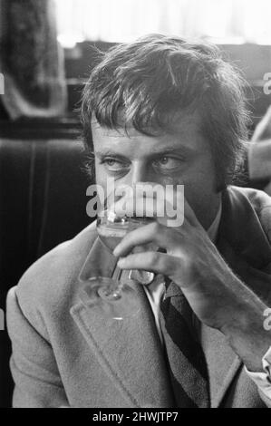 Oliver Reed, britischer Schauspieler, genießt ein paar Drinks in seinem lokalen Pub, The Dog and Fox, Donnerstag, den 24.. August 1972. Stockfoto