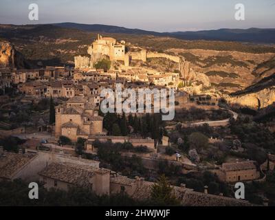 Sonnenuntergang in Alquézar, mittelalterliches Dorf in Sierra de Guara, Spanien Stockfoto