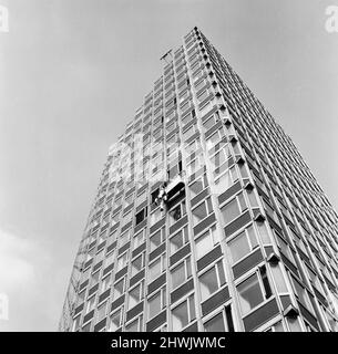 Der Schauspieler Michael Crawford fotografierte während der Dreharbeiten im Station House, einem 200 Meter hohen Gebäude an der North Circular Road in London mit dem Stuntman Derek Ware für die BBC-Comedy-Serie „Some Mothers do Ave EM“.10.. März 1973. Stockfoto