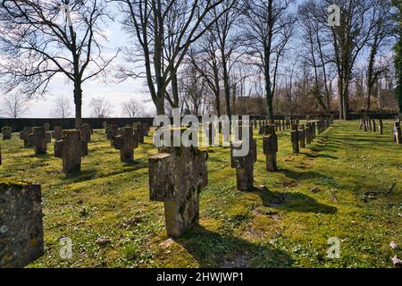 Alte Grabsteine in einer Reihe auf einem Friedhof Stockfoto
