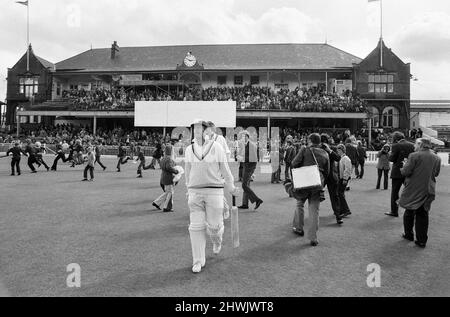 Das letzte erstklassige Spiel in Bramall Lane, Sheffield, das County Championship-Spiel zwischen dem Heimteam Yorkshire und Lancashire. Der Yorkshire-Schläger Geoffrey boykottiert auf dem Feld, während die Massen sich drängen. 7.. August 1973. Stockfoto