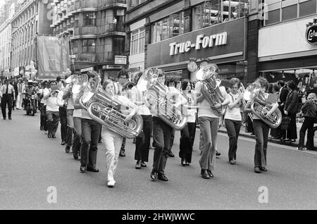 Take Me High 1973, Dreharbeiten von Prozessionsszenen auf den Straßen von Birmingham, Samstag, 9.. Juni 1973, mit Cliff Richard. Stockfoto