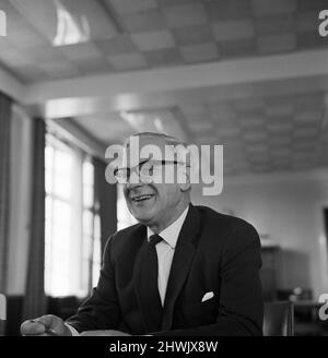 Dr. Archibald Russell, der scheidende Vorsitzende der British Aircraft Corporation, Filton Division, und der Designer von Concorde, abgebildet an seinem Schreibtisch in Filton. 1.. Januar 1971. Stockfoto