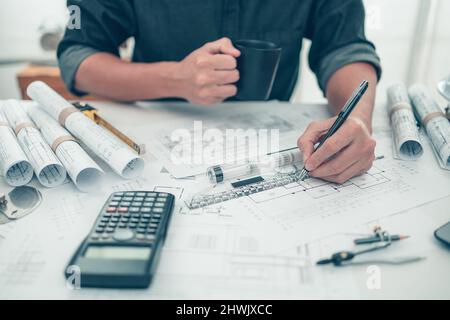 Architekt Ingenieur verwenden Stift und Mini-T-Folie Zeichnung Design arbeiten auf bueprint. Hausplanung Design und Baukonzept. Stockfoto