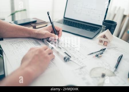 Architekt Ingenieur verwenden Stift und Mini-T-Folie Zeichnung Design arbeiten auf bueprint. Hausplanung Design und Baukonzept. Stockfoto