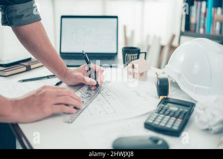 Architekt Ingenieur verwenden Stift und Mini-T-Folie Zeichnung Design arbeiten auf bueprint. Hausplanung Design und Baukonzept. Stockfoto