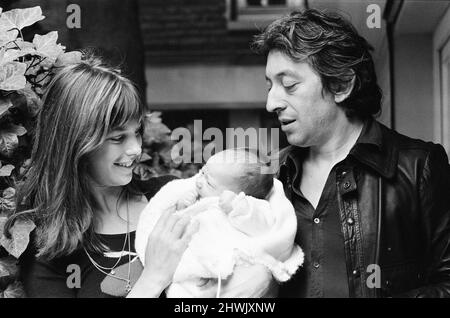 Jane Birkin & Serge Gainsbourg, mit ihrer neuen Tochter Charlotte Lucy Gainsbourg im Alter von 5 Wochen, am Mittwoch, den 15.. September 1971, zu Hause in Paris, Frankreich, abgebildet. Stockfoto