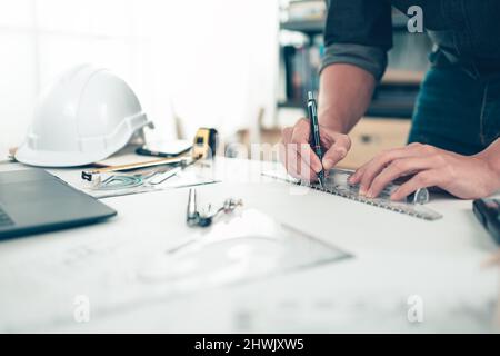 Architekt Ingenieur verwenden Stift und Mini-T-Folie Zeichnung Design arbeiten auf bueprint. Hausplanung Design und Baukonzept. Stockfoto