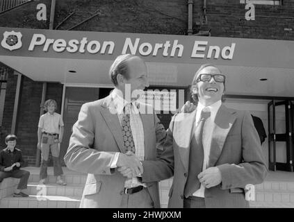 Preston North End Manager Bobby Charlton mit seiner neuen Unterschrift, ehemaliger Manchester United Teamkollege Nobby Stiles, auf dem Deepdale Ground der Second Division Preston.27.. August 1973. Stockfoto