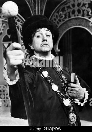 Kein Kitzelstock, aber Ken Dodd ist Malvolio in der Playhouse-Produktion von Twelfth Night hat ein handliches Personal. 10.. November 1971. Stockfoto