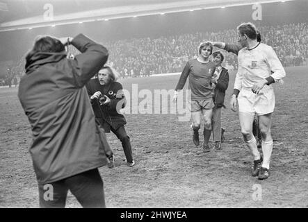 Liverpool 3-0 Bayern München, Inter-Cities Fairs Cup Viertelfinale 1. Leg Match in Anfield, Mittwoch, 10.. März 1971. Unser Bild Zeigt ... Alun Evans, Stürmer aus Liverpool, verlässt das Spielfeld am Ende des Spiels, nachdem er einen Hattrick erzielt hat. Stockfoto
