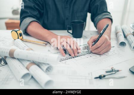 Architekt Ingenieur verwenden Stift und Mini-T-Folie Zeichnung Design arbeiten auf bueprint. Hausplanung Design und Baukonzept. Stockfoto