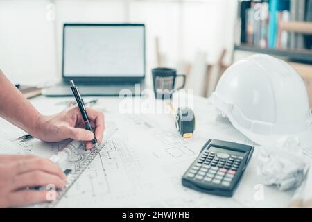 Architekt Ingenieur verwenden Stift und Mini-T-Folie Zeichnung Design arbeiten auf bueprint. Hausplanung Design und Baukonzept. Stockfoto