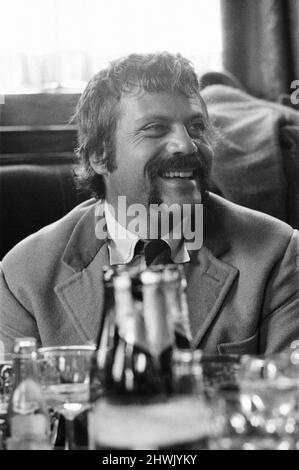 Oliver Reed, britischer Schauspieler, genießt ein paar Drinks in seinem lokalen Pub, The Dog and Fox, Donnerstag, den 24.. August 1972. Stockfoto