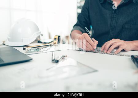 Architekt Ingenieur verwenden Stift und Mini-T-Folie Zeichnung Design arbeiten auf bueprint. Hausplanung Design und Baukonzept. Stockfoto