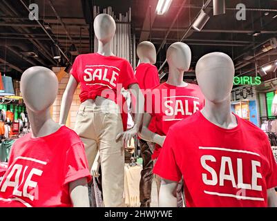 Verkauf. Mannequins in roten T-Shirts im Schaufenster. Werbung Stockfoto