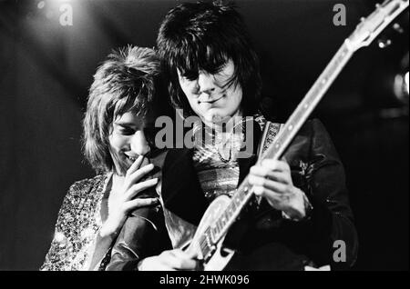 The Faces mit Rod Stewart treten am Samstag, dem 12. 1972. August, beim Reading Festival auf. Das Bild zeigt Gitarrist Ronnie Wood und Leadsänger Rod Stewart The Faces headlined die zweite von drei Nächten des damals 12. National Jazz, Blues & Rock Festivals, das in der Richfield Avenue stattfand. Reading, Berlin, Freitag, 11.., Samstag, 12.. Und Sonntag, 13.. The Faces schlossen ihr Set mit „Maggie May“ ab, und das Wochenendevent beinhaltete andere Acts wie Genesis, Elkie Brooks und Robert Palmer, dann in Essig Joe, Mungo Jerry und Status Quo. Die Gesichter waren Rod Stewart (Lead Stockfoto