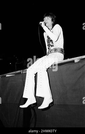 David Cassidy, Sänger, Schauspieler und Musiker, in einem Konzert in der Wembley Arena. London. David Bruce Cassidy ist weithin bekannt für seine Rolle als Keith Partridge in der musikalischen Sitcom The Partridge Family von 1970s, die dazu führte, dass er zu einem der berühmtesten Teenager-Idole und Popsänger der 1970s der Popkultur wurde. Später hatte er eine Karriere sowohl in der Schauspielerei als auch in der Musik. Bild aufgenommen am 17.. März 1973 Stockfoto