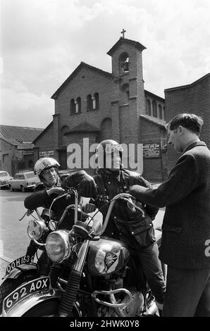 Der Reverend Les Milner im Gespräch mit den Mitgliedern Raymond Fox (rechts) und Ron Gillam vor dem Hauptquartier des Double Zero Clubs. Der Club wurde nach Schwierigkeiten mit Hell's Angels geschlossen. Der Verein, der die Zuneigung der Stadt für die Wohltätigkeitsarbeit und die Barmherzigkeit ihrer jungen Motorradfahrer gewonnen hat, hat seine Aktivitäten zum ersten Mal seit seiner Gründung vor fünf Jahren eingestellt. 28.. Juni 1971. Stockfoto