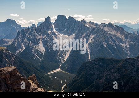 Die Nordseite der Cristallo-Berggruppe. Die Dolomiten. Venetien. Italienische Alpen. Europa. Stockfoto