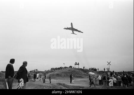 British Open 1973. Troon Golf Club in Troon, Schottland, vom 11.. Bis 14.. Juli 1973. Abgebildet, Tiefflieger über dem Kurs. Stockfoto