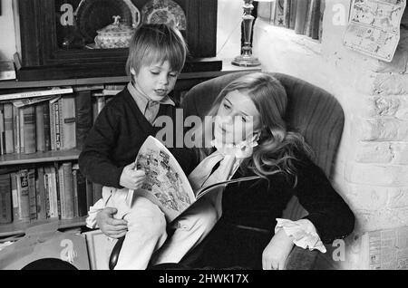 Marianne Faithfull, Foto mit Sohn Nichola, zu Hause in Aldworth, Berkshire, 19.. November 1971. Stockfoto