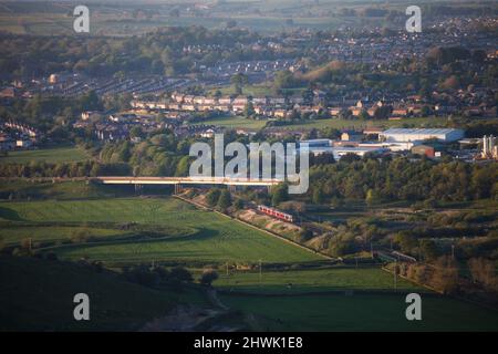 Northern Rail Siemens-Zug der Baureihe 333, der entlang der Bahnlinie Aire Valley in Richtung Skipton, North Yorkshire, fährt Stockfoto