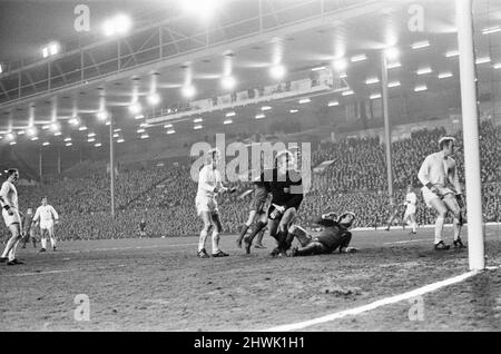 Liverpool 3-0 Bayern München, Inter-Cities Fairs Cup Viertelfinale 1. Leg Match in Anfield, Mittwoch, 10.. März 1971. Unser Bild Zeigt ... Alun Evans, Stürmer (am Boden) erzielt 2. Tore für Liverpool, ebenfalls abgebildet, Bayern-Torwart Sepp Maier. Stockfoto