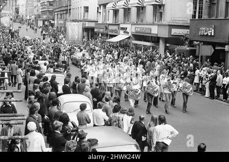 Take Me High 1973, Dreharbeiten von Prozessionsszenen auf den Straßen von Birmingham, Samstag, 9.. Juni 1973, mit Cliff Richard. Stockfoto