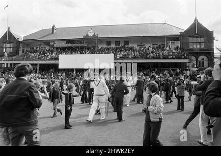 Das letzte erstklassige Spiel in Bramall Lane, Sheffield, das County Championship-Spiel zwischen dem Heimteam Yorkshire und Lancashire. Der Yorkshire-Schläger Geoffrey boykottiert auf dem Feld, während die Massen sich drängen. 7.. August 1973. Stockfoto