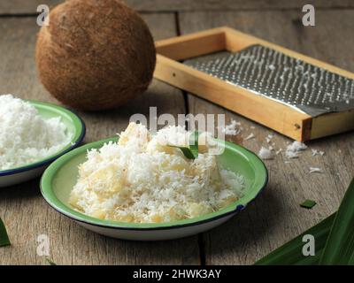 Ongol-Ongol, traditionelle Snacks, typisch für West-Java, Indonesien. Hergestellt aus Sago-Mehl, Palmzucker, Pandan-Blättern und mit geriebener Kokosnuss bestreut. Stockfoto