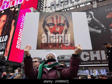 NEW YORK, NY – 5. März 2022: Während eines Protestes gegen die russische Invasion in die Ukraine wird auf dem Times Square ein Demonstrator gesehen. Stockfoto