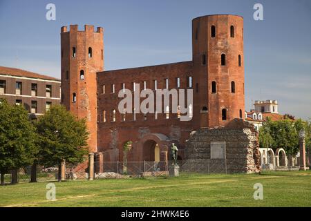 Palatin-Tor in Turin, Italien. Stockfoto