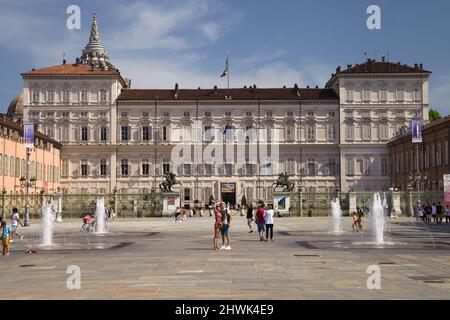 Turin, Italien - 14. August 2021: Königspalast von der Piazza Castello, Turin, Italien. Stockfoto