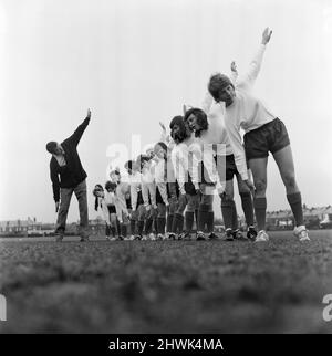 Der Southampton Ladies Football Club steht mit seinem Manager Norman Holloway im Strang. Von links nach rechts, Dot Cassell 18, Jean Seymour 35, Lesley Lloyd 23 (Captain), Jill Long 19, Barbara Birkett 24, Pat Davies 16, Maureen Case 19, Karen Buchanen, Sue Buckett 26, Pat Judd 18, Lynda Hale 17, Louise Cross 17 und Sue Lopez. 8. Mai 1971. Stockfoto