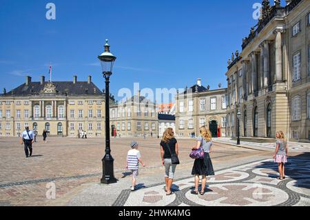 Schloss Amalienborg, Königlicher Palastplatz, Kopenhagen (Kobenhavn), Königreich Dänemark Stockfoto