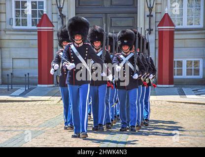 Wachwechsel, Königspalast Amalienborg, Königspalast, Kopenhagen (Kobenhavn), Königreich Dänemark Stockfoto