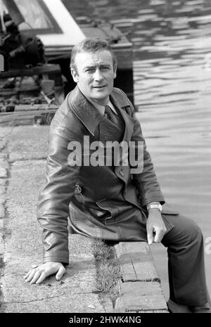 Edward Woodward Schauspieler, der die Rolle von David Callan in ITVs Fernsehsendung 'Callan' spielt, abgebildet in Kingston, Surrey. Oktober 1971. Stockfoto