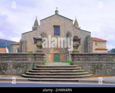 FACHADA DE LA IGLESIA ARCIPRESTAL DEL S XVIII- CONSERVA LA PORTADA DEL S XII Y LAS TORRES DEL S XVI - FOTO AÑOS 00 SIGLO XXI. AUTOR: GARCIA COTOBADE PEDRO. Lage: MARIENKIRCHE. Padrón. A CORUÑA. SPANIEN. Stockfoto