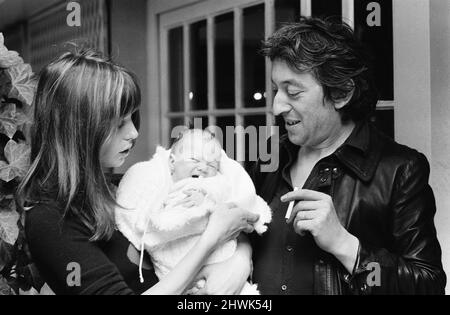 Jane Birkin & Serge Gainsbourg, mit ihrer neuen Tochter Charlotte Lucy Gainsbourg im Alter von 5 Wochen, am Mittwoch, den 15.. September 1971, zu Hause in Paris, Frankreich, abgebildet. Stockfoto
