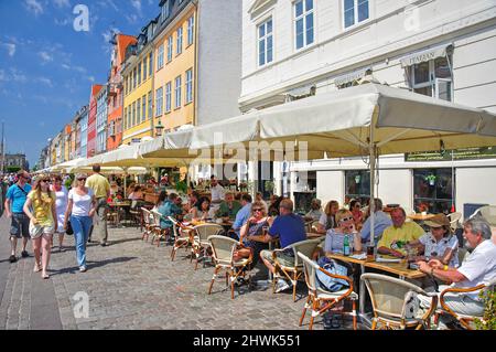 Restaurants am Nyhavn-Kanal, Kopenhagen (Kobenhavn), Königreich Dänemark Stockfoto