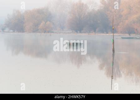 Ein vergessenes Fischerboot im Nebenfluss der Donau bei Novi Sad, Serbien. Stockfoto