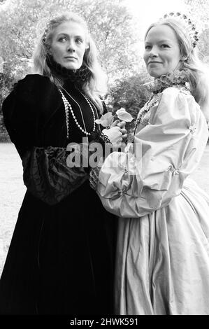 Die Dreharbeiten zu „Mary, Queen of Scots“ begannen in den Shepperton Studios. Glenda Jackson spielt Elizabeth I. von England und Vanessa Redgrave ist Mary, Königin der Schotten. 13. Mai 1971. Stockfoto