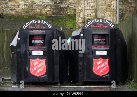 Glasgow, Schottland, Februar 13. 2022: Die Salvation Army Clothes Bank auf dem Supermarkt-Parkplatz Stockfoto