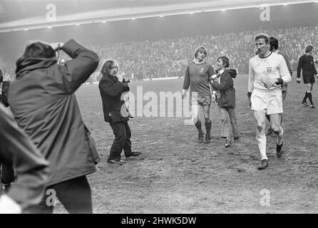 Liverpool 3-0 Bayern München, Inter-Cities Fairs Cup Viertelfinale 1. Leg Match in Anfield, Mittwoch, 10.. März 1971. Unser Bild Zeigt ... Alun Evans, Stürmer aus Liverpool, verlässt das Spielfeld am Ende des Spiels, nachdem er einen Hattrick erzielt hat und vom jungen Fan gratuliert wurde. Stockfoto