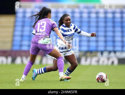 Deanne Rose von Reading (rechts) und Asmita Ale von Tottenham Hotspur kämpfen während des Spiels der Barclays FA Women's Super League im Select Car Leasing Stadium in Reading um den Ball. Bilddatum: Sonntag, 6. März 2022. Stockfoto