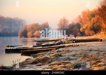 Ein vergessenes Fischerboot im Nebenfluss der Donau bei Novi Sad, Serbien. Stockfoto