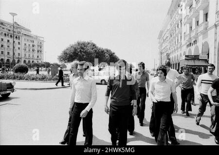 Die Spieler von Leeds United verlassen ihr Hotel in Salonike, Griechenland, während sie vor ihrem EM-Finale 1973 gegen AC Mailand im Kaftanzoglio-Stadion in Thessaloniki, Griechenland, einen Spaziergang durch die Stadt Unternehmen. Leeds verlor 0-1 im Finale nach einigen umstrittenen Entscheidungen des griechischen Schiedsrichters Christos Michas. 15. Mai 1973. Stockfoto