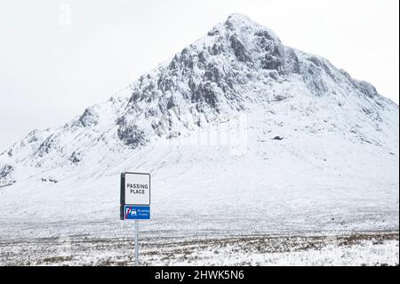 Buachaille Etive Mor Berg und leere Straße mit Schnee im Winter bedeckt Stockfoto